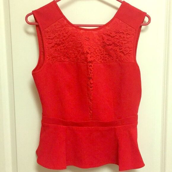 ❤️BCBGMaxAzria red peplum top with lace and back zipper size small - Picture 4 of 6
